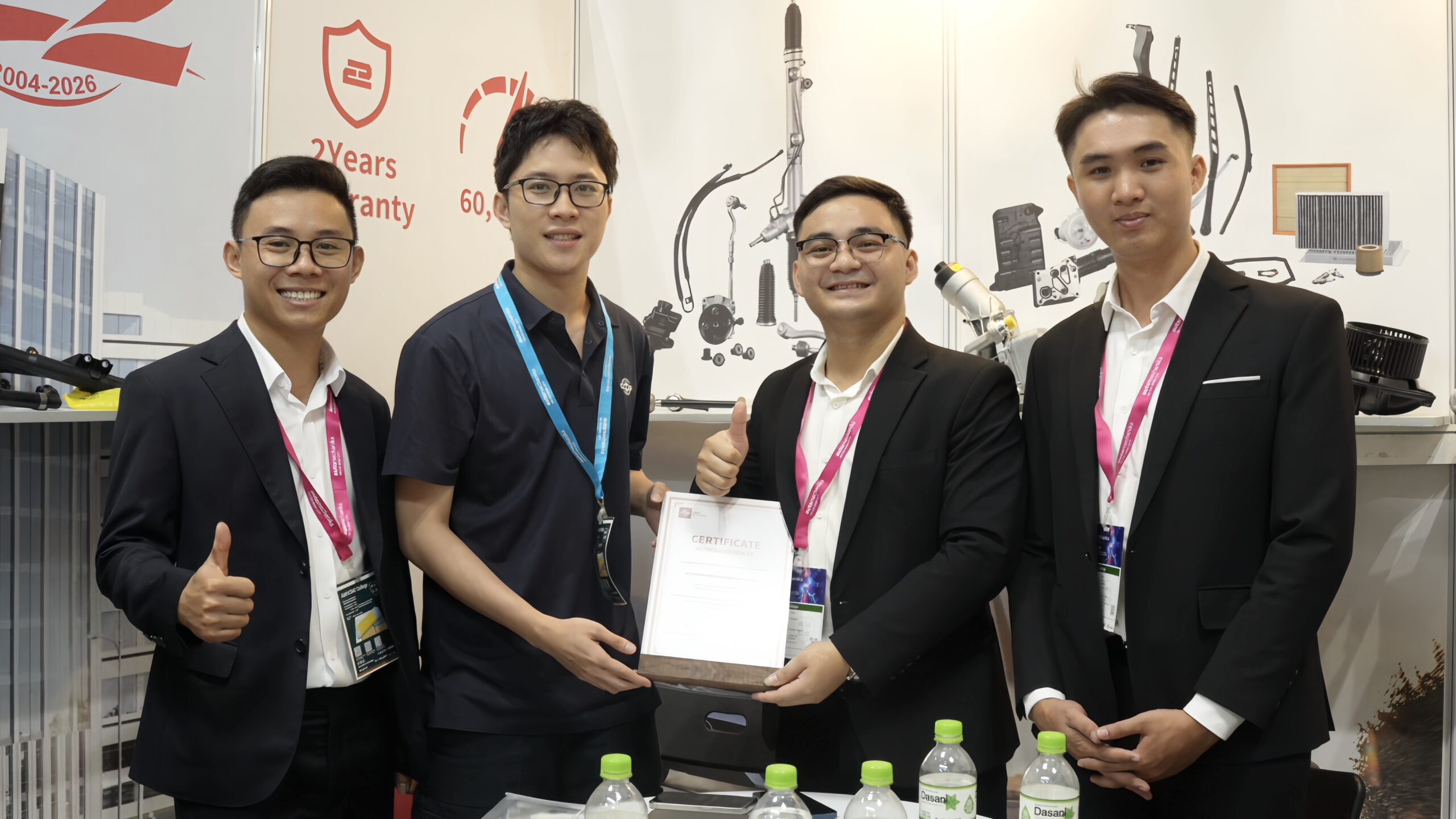 Đại diện VC Phồn Vinh nhận chứng nhận hợp tác tại một hội chợ phụ tùng ô tô quốc tế
