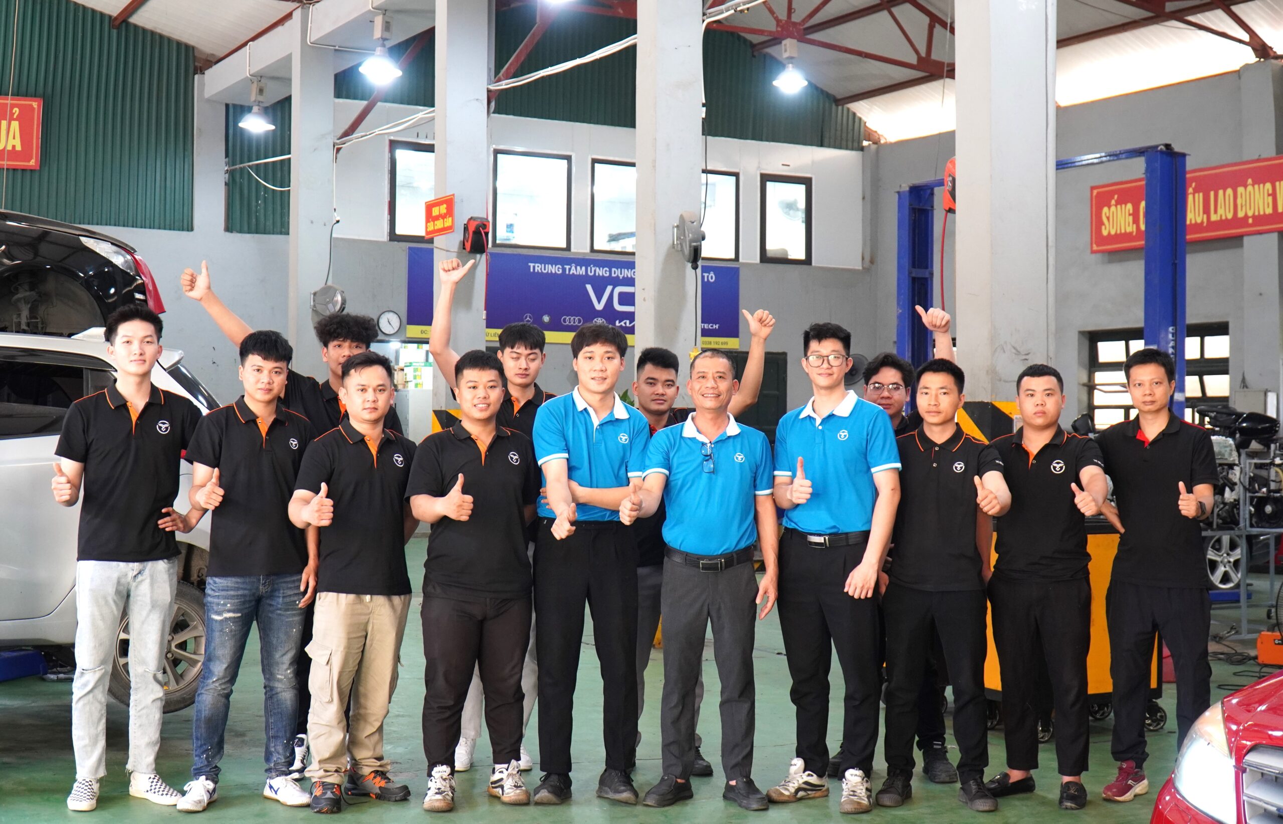 Trung tâm đào tạo nghề ô tô VCE 5 Ảnh tập thể giảng viên và học viên VCE