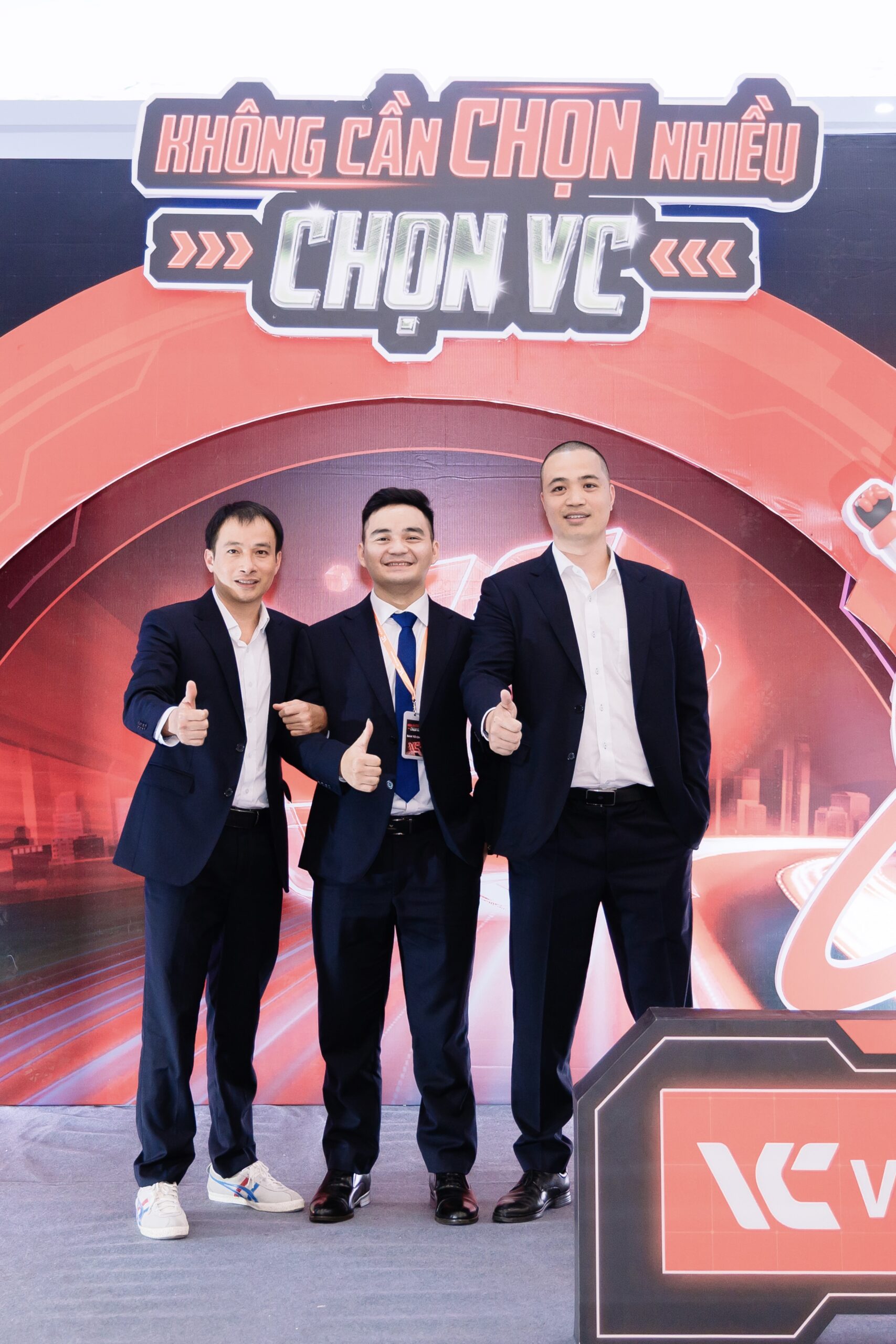 Trần Văn Hiếu 2 Anh Trần Văn Hiếu (giữa) cùng ban lãnh đạo VC Phồn Vinh tại sự kiện nội bộ Chọn VC
