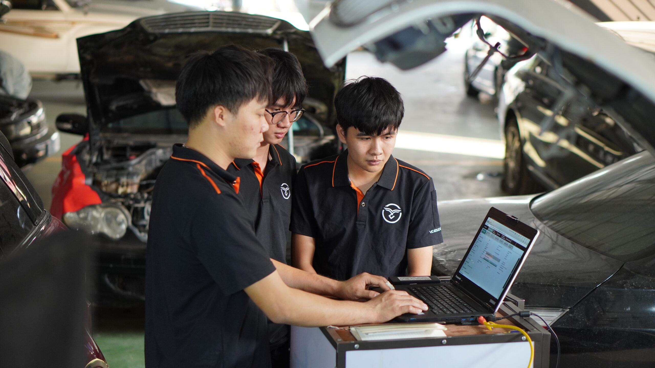 Trung tâm đào tạo nghề ô tô VCE 6 Học viên thực hành tại xưởng VCE
