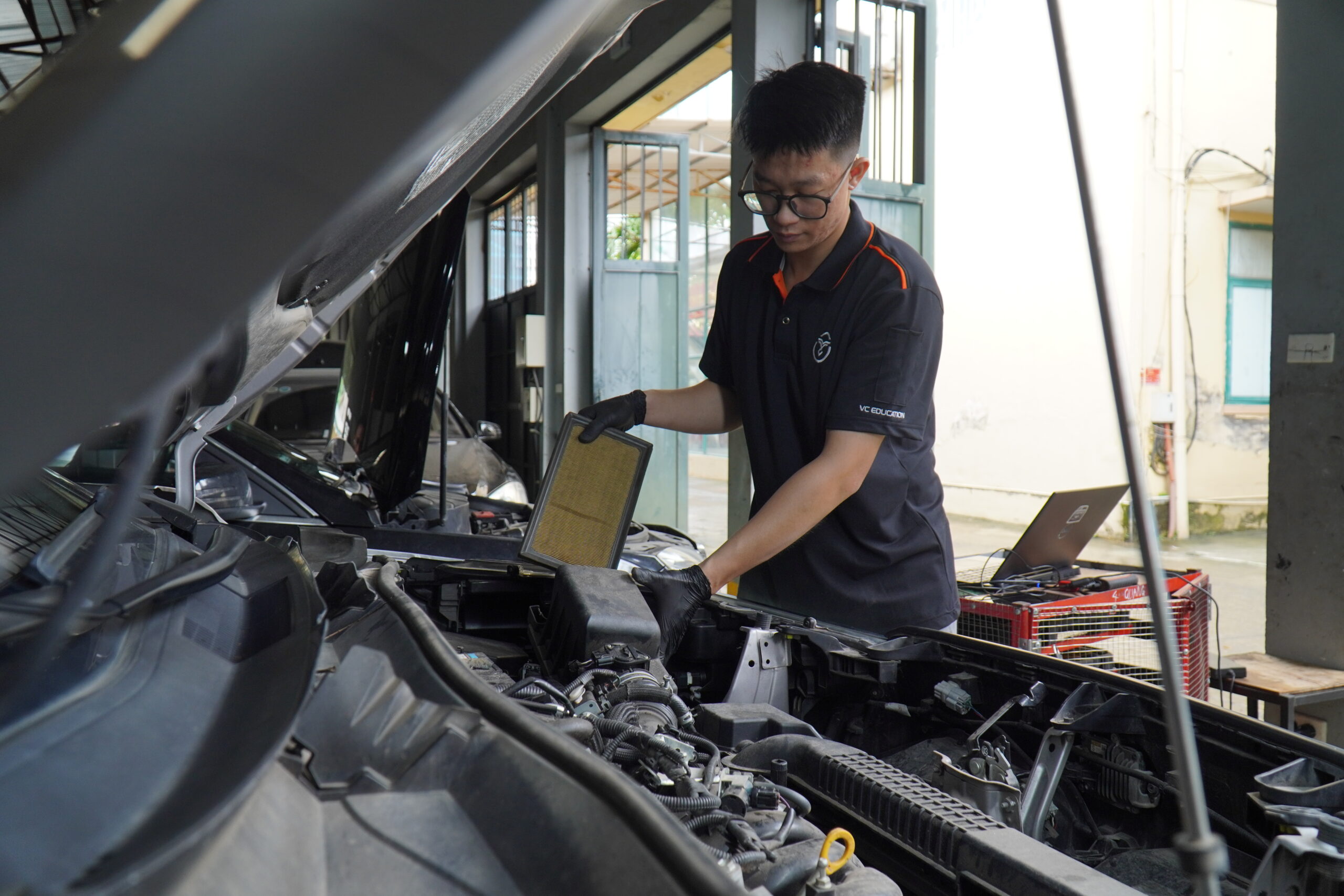 Kỹ thuật viên kiểm tra, thay lọc gió động cơ