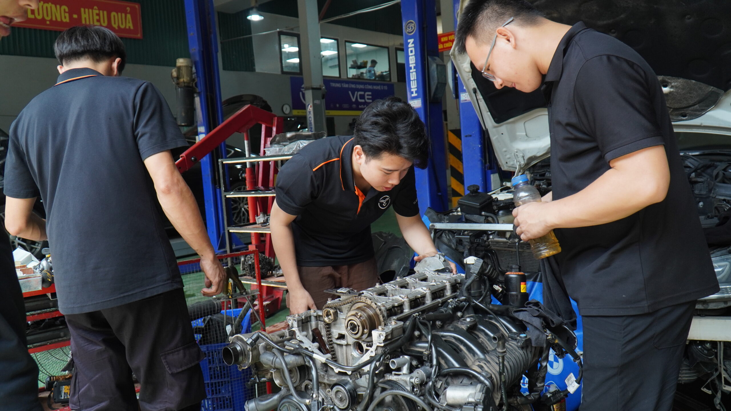 Xưởng sửa chữa, bảo dưỡng ô tô VCS 6 Đội ngũ kỹ thuật viên Auto Speedy phối hợp sửa chữa động cơ