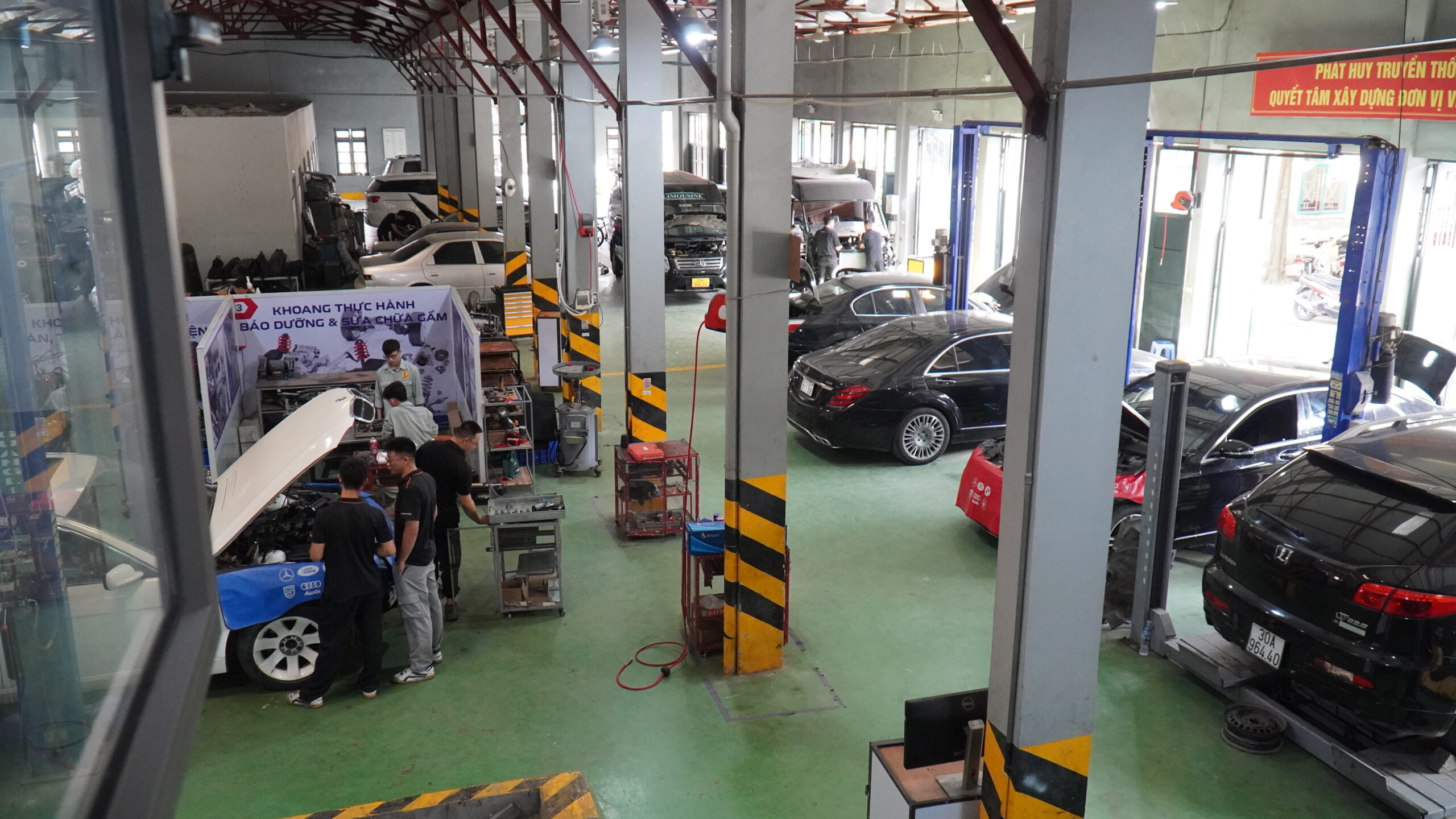 Xưởng sửa chữa, bảo dưỡng ô tô VCS 1 Toàn cảnh xưởng dịch vụ Auto Speedy với nhiều xe đang được kiểm tra, sửa chữa