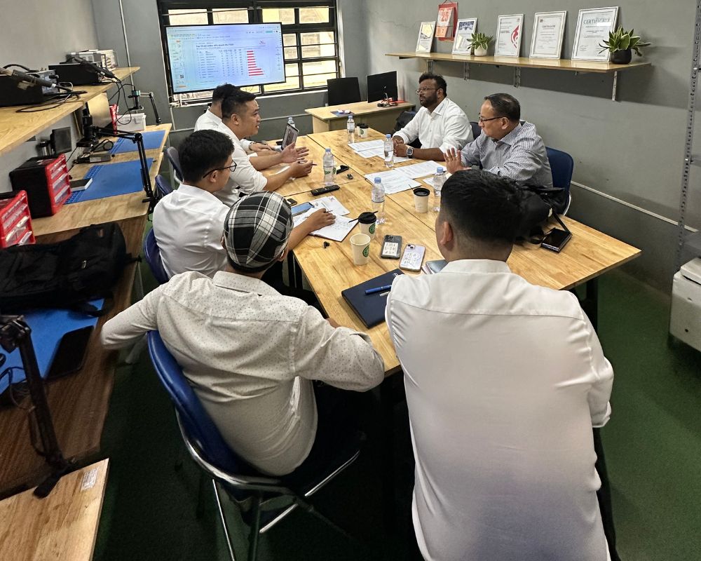 VC Phồn Vinh đón tiếp ban lãnh đạo Febi: đề xuất chương trình “Febi cùng gara Việt” cho năm tới 2 Buổi làm việc giữa Febi và VC Phồn Vinh tại phòng họp